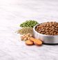 Hrană grain-free pentru câini cu ingrediente precum mazăre, linte, năut și cartof dulce